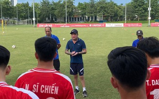 Trở lại sau kỳ nghỉ phép, HLV Trương Việt Hoàng xóa tan tin đồn rời Viettel FC