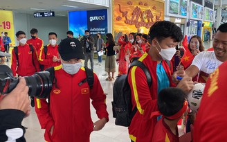 AFF Cup 2022: Tuyển Việt Nam đến Lào an toàn, người hâm mộ hồ hởi chào đón