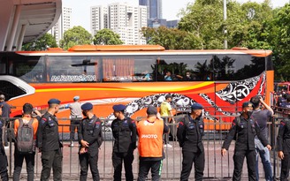 Xe buýt chở tuyển Việt Nam đi lối riêng vào sân, cảnh sát Indonesia làm hàng rào