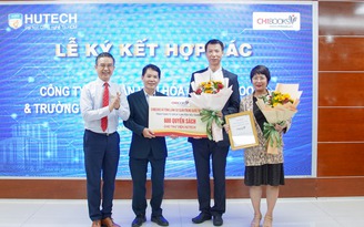 Tổng lãnh sự quán Trung Quốc tặng 600 cuốn sách cho trường Đại học Công nghệ TP.HCM