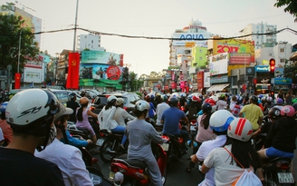 Người Sài Gòn chen đông ở trung tâm chiều 30 Tết