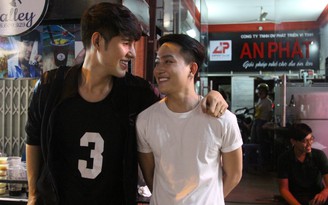 Hai chàng trai đẹp yêu nhau, bán trà sữa 'hút' người Sài Gòn đến chụp ảnh