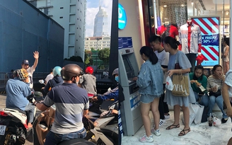 Black Friday, người Sài Gòn ùn ùn mua sắm: Đường phố, trung tâm thương mại tắc nghẽn