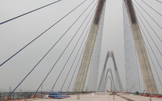 Xe thô sơ không nên qua cầu Nhật Tân khi gió to