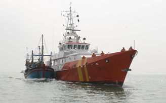 Cứu 8 ngư dân bị nạn trên biển gần quần đảo Hoàng Sa