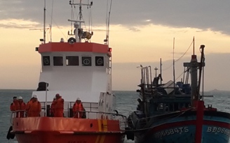 8 ngư dân thoát chết trên thuyền hết nhiên liệu
