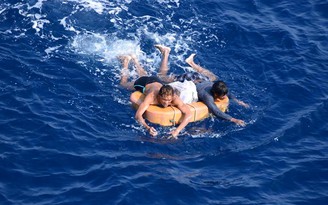 Tàu Singapore cứu hai thuyền viên Việt Nam rơi xuống biển