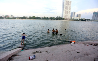 Hà Nội nắng nóng, hồ Linh Đàm biến thành bể bơi công cộng