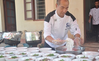 Giám khảo 'Vua đầu bếp Việt' nấu phở miễn phí cho trẻ em nghèo