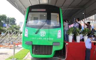 Chen chân xem tàu mẫu đường sắt Cát Linh - Hà Đông