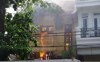 Cháy lớn tại ngôi nhà cổ, 4 bà cháu may mắn thoát nạn