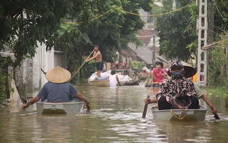 Nước lũ chia cắt nhiều khu vực ngoại thành Hà Nội