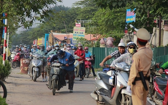 Hàng nghìn người Hà Nội dắt xe, 'qua mặt' cảnh sát giao thông