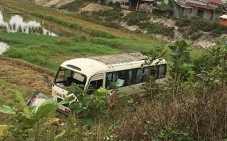Xe khách mất lái lao xuống ruộng, 7 người bị thương ở Yên Bái