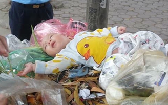 Bé trai bị bỏ rơi trong thùng rác giữa phố Hà Nội