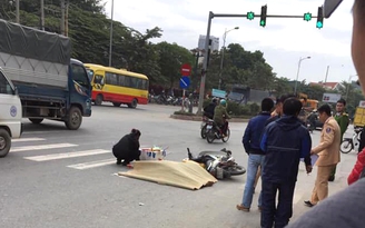 Dừng chờ đèn đỏ, nam thanh niên bị xe khách đâm tử vong