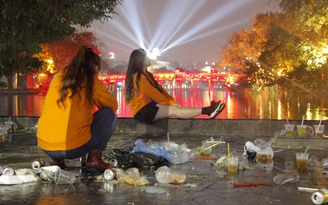 Bờ hồ Hoàn Kiếm, phố đi bộ Hà Nội ngập rác sau màn pháo hoa giao thừa
