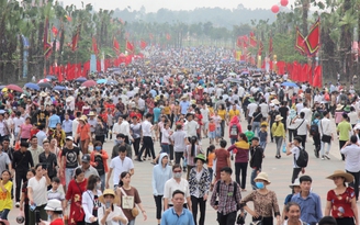 Hàng vạn người dân đổ về đền Hùng trước ngày chính lễ