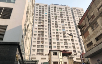 Đang cấp cứu bé trai rơi từ tầng 11 chung cư Hà Nội xuống mái tầng 1