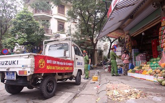 Mặc cả với chính quyền, nhiều hàng quán tại Hà Nội vẫn mở cửa đón khách