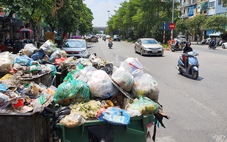 Dân chặn xe chở rác vào bãi Nam Sơn: Rác chất đống ven đường phố Hà Nội