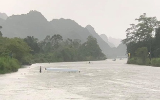 Cứu kịp thời 6 người bị lật thuyền trên suối Yến ở chùa Hương