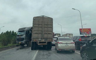 Kẹt xe khủng khiếp trên cao tốc Bắc Giang - Hà Nội ngày 27 tết