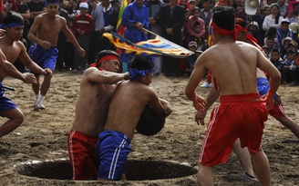 Trai làng quyết đấu ở lễ hội vật cầu