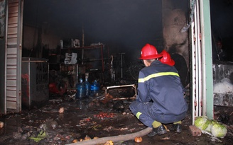 Đổ xăng đốt nhà sau khi cãi nhau với vợ, 3 người bị bỏng nặng