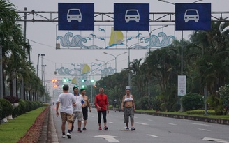 Vô tư tập thể dục giữa đường ô tô trước cổng sân bay Cát Bi