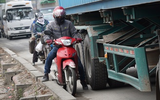 Xe container chèn ép xe hai bánh trên cung đường nguy hiểm nhất Hải Phòng