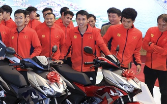 Tặng xe máy Honda cho các thành viên 2 đội tuyển bóng đá vô địch SEA Games