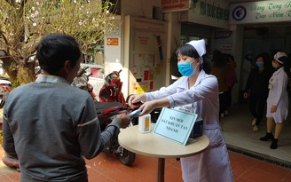 Phòng dịch viêm phổi Vũ Hán, Bệnh viện Phụ sản Hải Phòng phát khẩu trang miễn phí