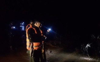 Gia Lai: Mưa lớn, hai cha con lội qua đập tràn bị nước cuốn trôi mất tích