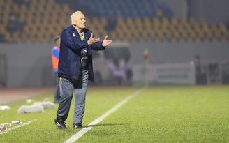 'Bố già' Petrovic được cứu sau trận đấu có đến 8 bàn thắng với HLV Phạm Minh Đức