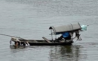 Hà Nam: Thượng úy quân đội nhảy xuống sông, bơi nhanh hơn thuyền, cứu được cô gái