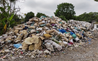 Khẩn trương xử lý 'núi rác' thải công nghiệp tập kết ven sông