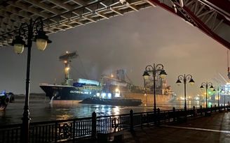 Hải Phòng: Đã giải cứu được tàu Outrivaling 3 'mắc kẹt' ở gầm cầu Hoàng Văn Thụ