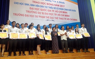 Trao học bổng Vừ A Dính cho học sinh, sinh viên người dân tộc thiểu số