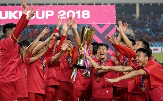 Lần đầu tiên 'đi bão' sau khi xem bóng đá vì hạnh phúc quá dâng trào