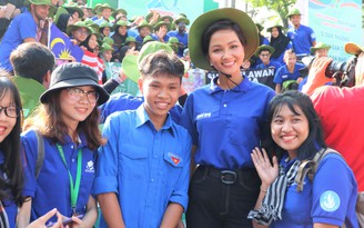 Hoa hậu H’Hen Niê truyền cảm hứng cho sinh viên tình nguyện Mùa hè xanh