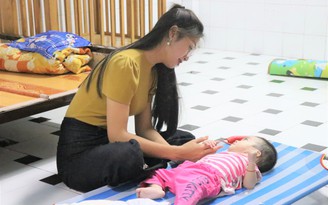 Người đẹp nhân ái Đặng Vân Ly tặng quà cho trẻ mồ côi mùa Giáng sinh
