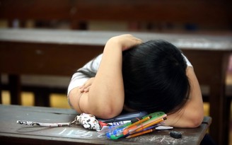 Để học sinh không bị ngủ quên trong phòng thi