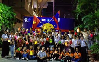Sinh viên Việt-Lào cùng nhau đón Tết Trung thu ấm áp