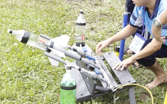 Xem học sinh chế tạo giàn bắn tên lửa 'quá đỉnh'