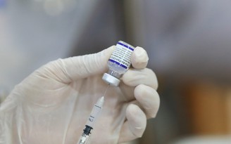 Cha mẹ được xem lọ vắc xin trước khi nhân viên y tế tiêm cho trẻ