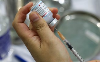 Bộ Y tế không điều chuyển vắc xin Covid-19, nêu tên 12 tỉnh thành 'tiêm thấp'