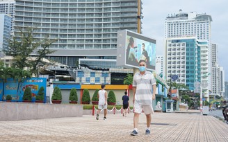 Người dân Nha Trang thong thả tập thể dục ngoài trời, thành phố nhộn nhịp trở lại