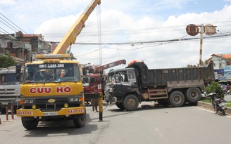 Dùng xà beng cạy cửa giải cứu tài xế đâm gục trụ điện