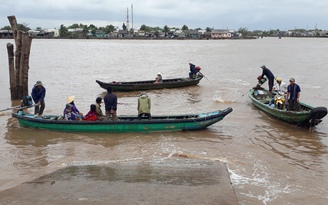 Bất chấp nguy hiểm, người dân trú bão số 16 nôn nóng vượt sông trở về nhà
